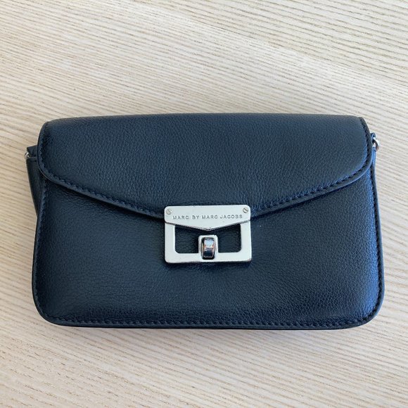 Marc Jacobs Handbags - Black Marc Jacobs wallet on a chain bag